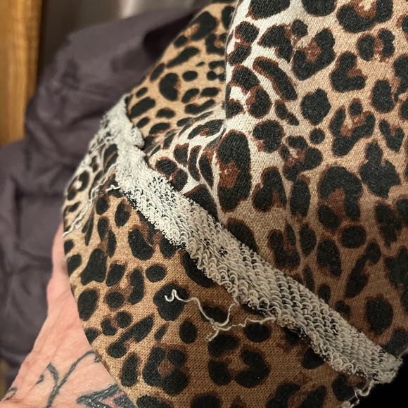 🏁Self❤️e Leopard print Long sleeve Shirt with keyhole Sz Medium - Picture 5 of 5